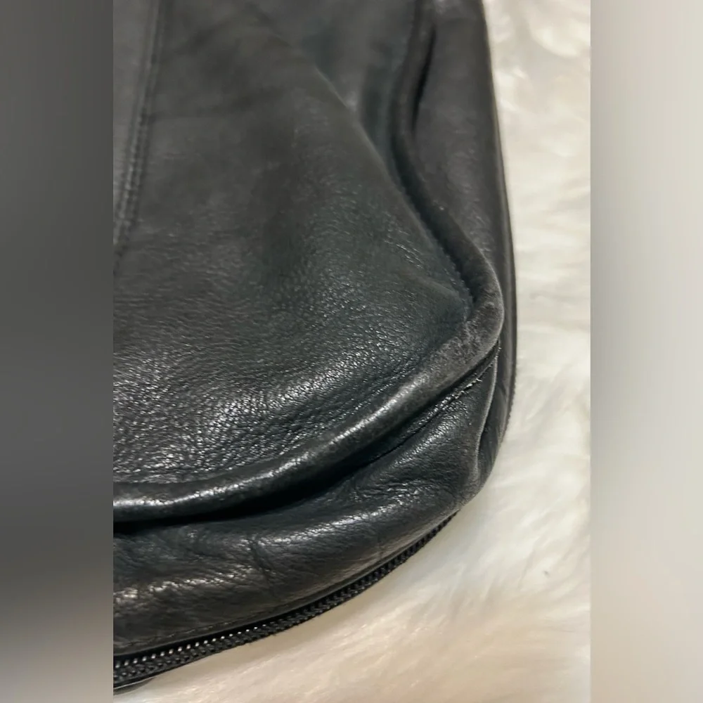 Vintage Wilson’s Black Leather Expandable Messenger Bag
